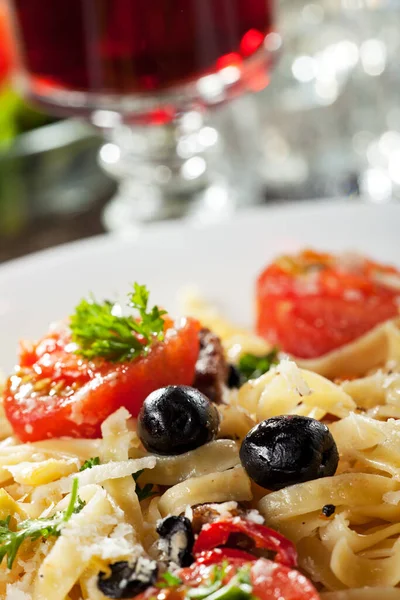 Fresh Pasta Tomatoes Olives Plate — Stock Photo, Image