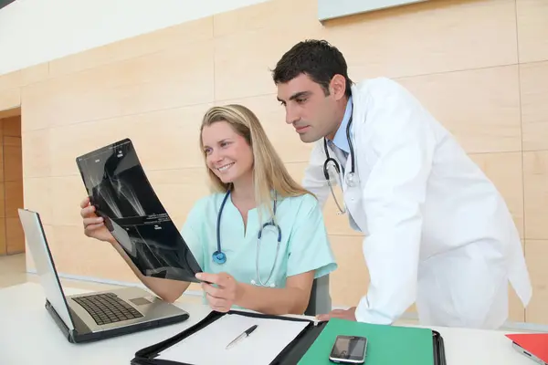 Arzt Und Krankenschwester Büro Überprüfen Röntgenbilder — Stockfoto
