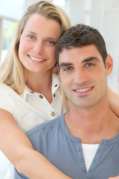 Portrait Smiling Young Couple — Stock Photo, Image