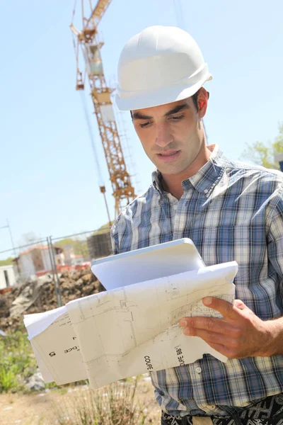 Trabalhador Construção Com Tablet Eletrônico Plano — Fotografia de Stock