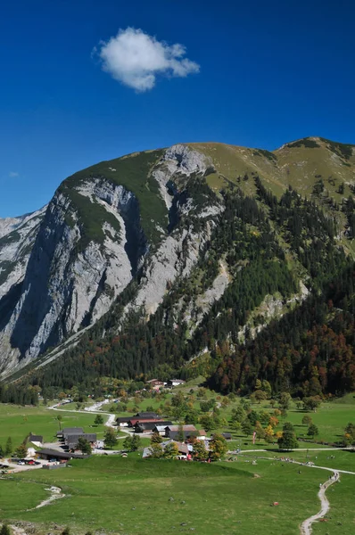 Κάθοδος Από Hohljoch Από Eng Μεγάλο Σφενδάμι Πίσω — Φωτογραφία Αρχείου