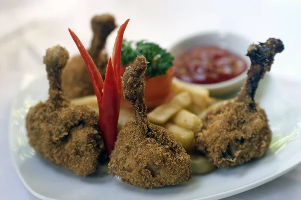 Kippentrommel Een Bord Geserveerd Met Gebakken Aardappelen — Stockfoto