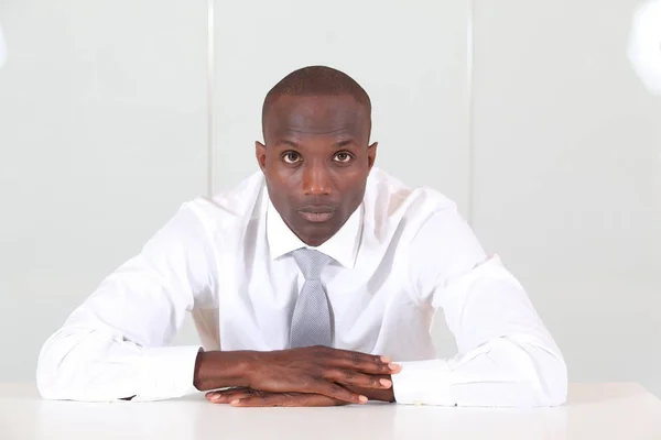 Retrato Del Hombre Negocios Sentado Escritorio — Foto de Stock