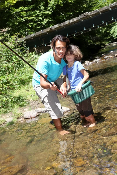 Padre Figlio Pesca Nel Fiume — Foto Stock