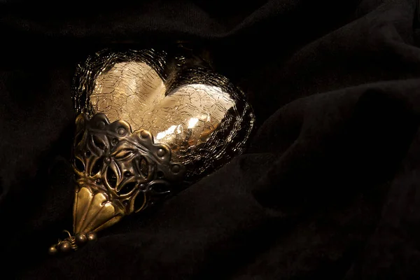 Złote Błyszczące Serce Czarnym Aksamicie — Zdjęcie stockowe