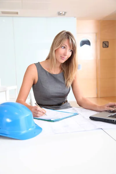 Blond Vrouwelijke Architect Aan Het Werk — Stockfoto