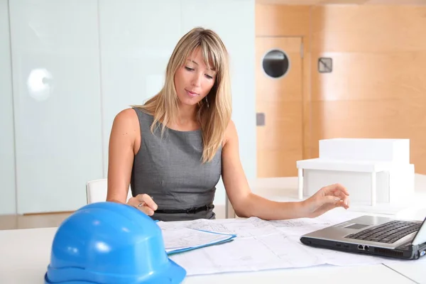 Blond Vrouwelijke Architect Aan Het Werk — Stockfoto