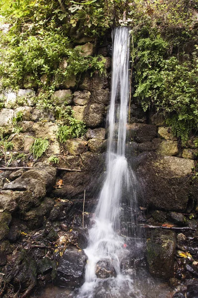 Water Dat Uit Een Traditioneel Irrigatiekanaal Stroomt — Stockfoto