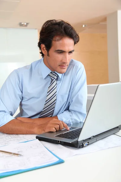 Zakenman Functie Zit Aan Zijn Bureau — Stockfoto