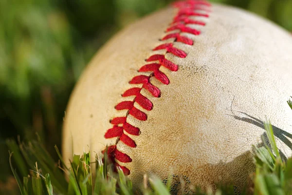 Nahaufnahme Der Nähte Eines Gebrauchten Baseballs — Stockfoto