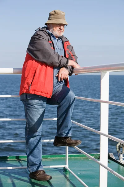 Homme Âgé Debout Sur Pont Navire — Photo