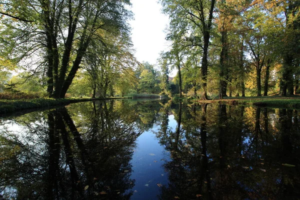 Wasserspiegelung Herbst See — Stockfoto