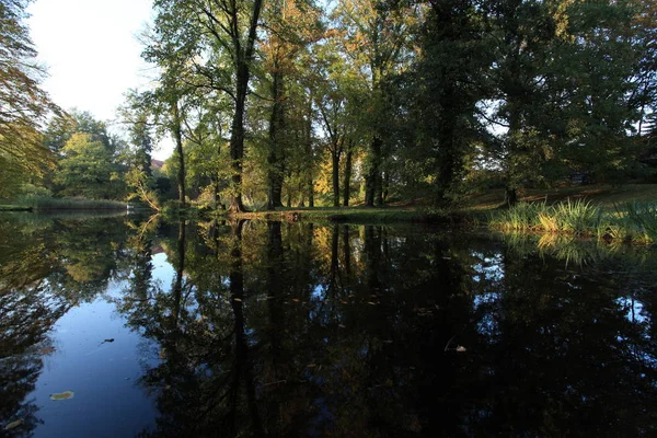 Refleksi Air Danau Musim Gugur — Stok Foto