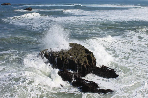 Кілька Хвиль Високому Припливі Розбиваються Скелі Посеред Океану — стокове фото