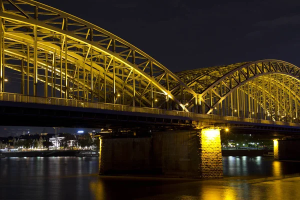 晚上在科隆的霍亨佐伦桥 — 图库照片