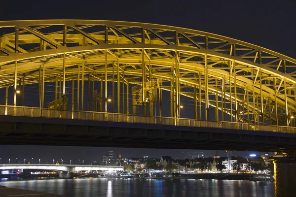 晚上在科隆的霍亨佐伦桥 — 图库照片