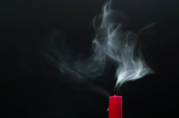 Uma Vela Vermelha Foi Soprada Fuma — Fotografia de Stock