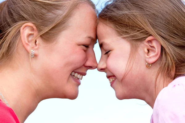 Mooie Jonge Zusters Genieten Van Het Leven — Stockfoto