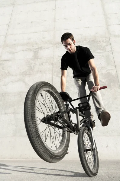 Jovem Bmx Ciclista Fundo Concreto Urbano Cinza — Fotografia de Stock