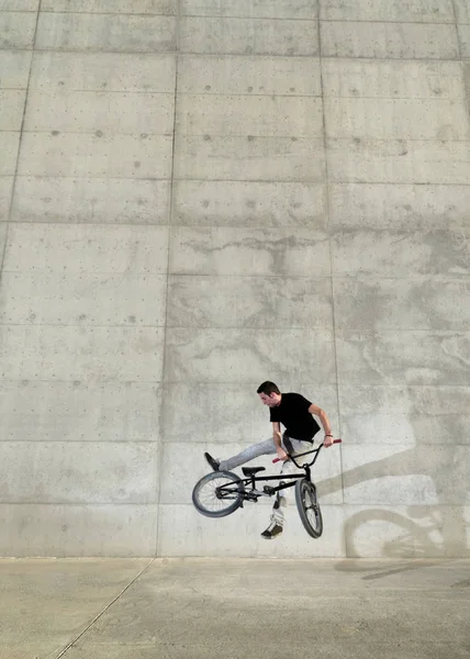 Joven Ciclista Bmx Sobre Fondo Gris Hormigón Urbano —  Fotos de Stock