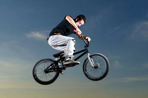 Молодий Велосипедист Bmx Фоні Неба Заходу Сонця — стокове фото