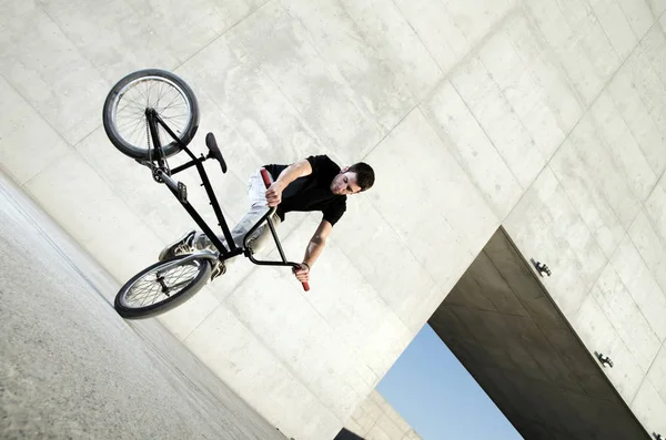 Gri Beton Arka Planda Genç Bir Bmx Bisiklet Sürücüsü — Stok fotoğraf