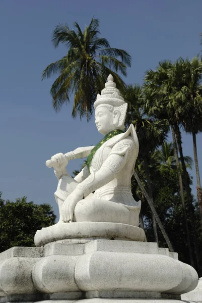 Natfigurr Przed Pagodą Shwedagon Yangon Myanmar — Zdjęcie stockowe
