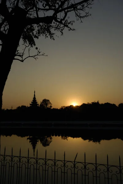 ミャンマーのマンダレーの堀での日没 — ストック写真
