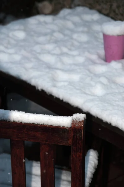 Хрустящий Снег Падает Садовую Мебель — стоковое фото