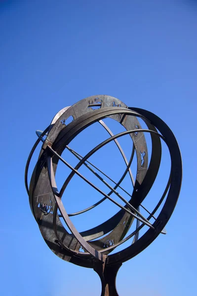 Relógio Solar Metal Antigo Com Sinais Zodíaco Contra Céu Azul — Fotografia de Stock