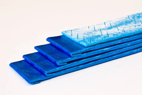 Стопка Синих Пластиковых Салфеток Белом Фоне — стоковое фото
