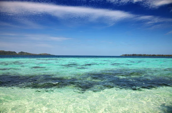 Plage Tropicale Avec Eau Cristalline Dans Les Îles Karimujawa Indonésie — Photo