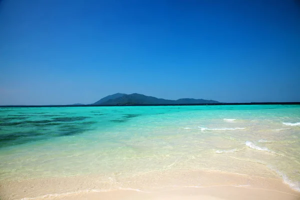 Тропічний Пляж Чистою Кристалічною Водою Островах Карімуджава Індонезія — стокове фото