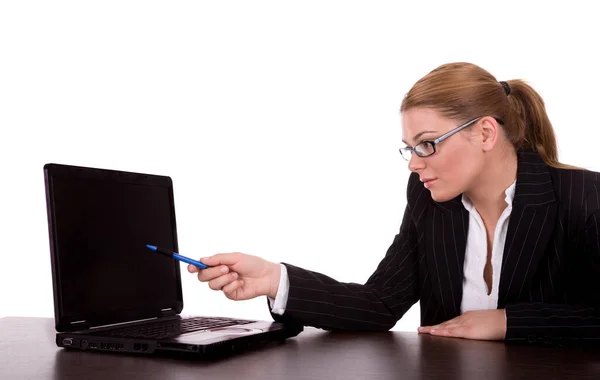 Dizüstü Bilgisayarda Işaret Edecek Bir Kadını — Stok fotoğraf