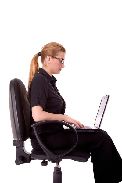 Kobieta Pracuje Przez Laptopa Krzesło — Zdjęcie stockowe