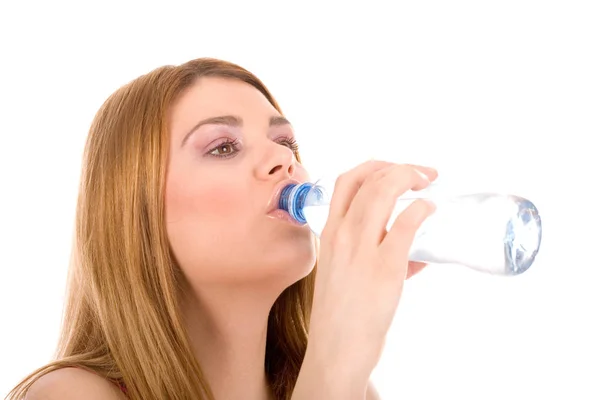 Wanita Muda Minum Air Dari Botol — Stok Foto