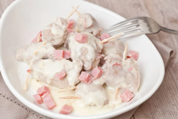 Deliciosos Rolos Carne Presunto Cozidos Vinho Branco — Fotografia de Stock