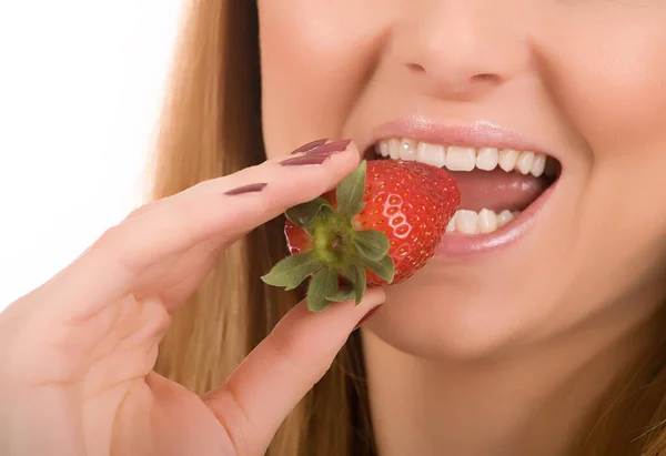 Hermosa Chica Comiendo Fresa — Foto de Stock