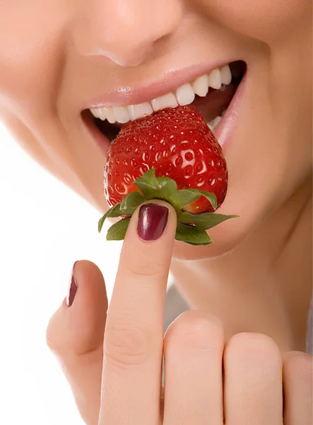 Hermosa Chica Comiendo Fresa — Foto de Stock