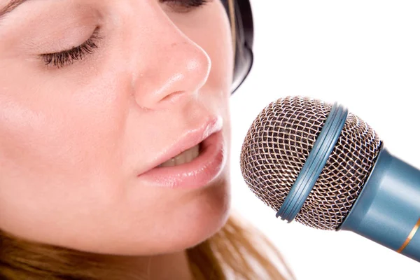 Schöne Junge Frau Genießt Die Musik — Stockfoto