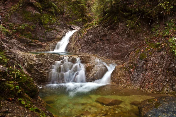 Bela Cachoeira Fundo Natureza — Fotografia de Stock