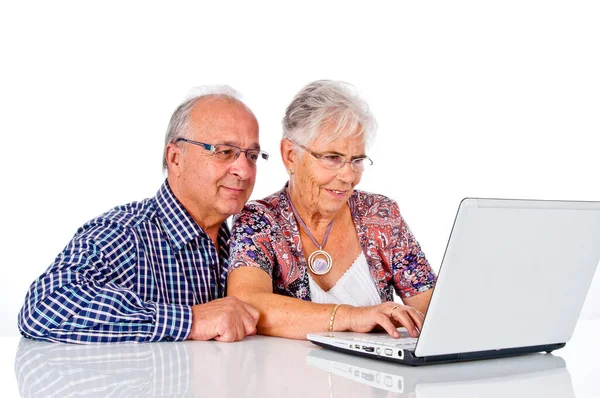 Homem Sênior Mulher Usando Laptop Computador — Fotografia de Stock