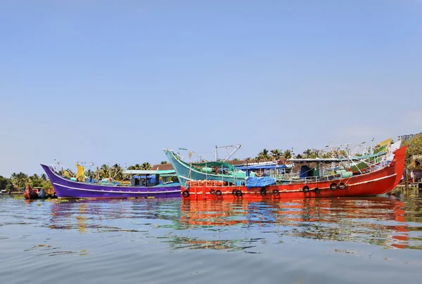 Paisagem Horizontal Barcos Pesca Coloridos Ancorados Kochin Backwaters Kerala Índia — Fotografia de Stock