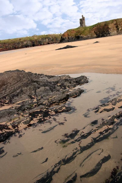 Una Spiaggia Rocciosa Con Castello Una Giornata Calda Con Mare — Foto Stock