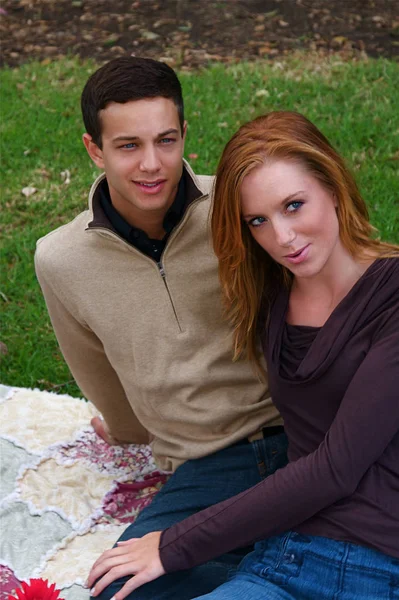 Pareja Joven Una Zona Picnic Bosque Otoño — Foto de Stock