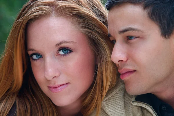 Casal Jovem Uma Área Piquenique Floresta Outono — Fotografia de Stock