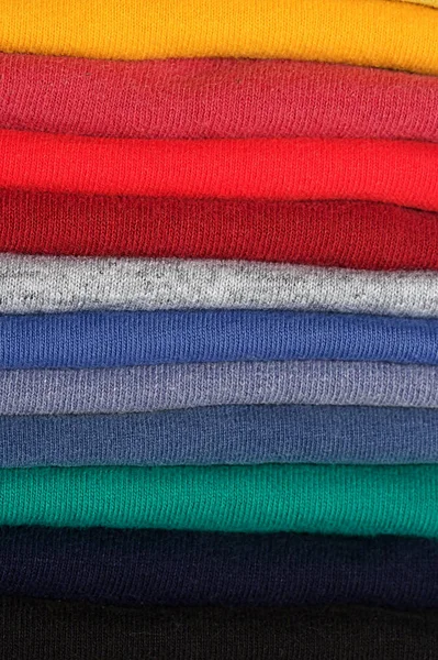 Stack Med Färgade Shirts Hylla — Stockfoto