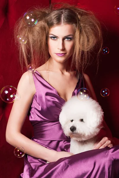 Belle Jeune Fille Blonde Posant Studio Avec Son Petit Chien — Photo