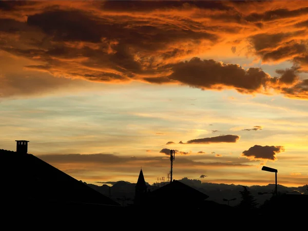 Skyline Cidade Sobre Céu Vermelho Com Nuvens Pôr Sol Útil — Fotografia de Stock