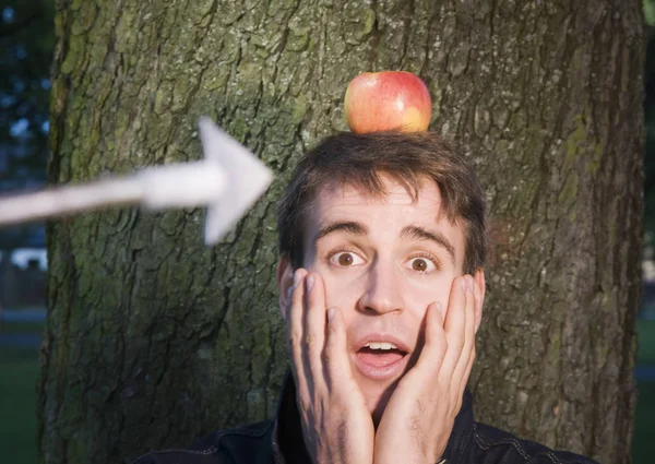 Strzał Głowy Ramion Młodego Człowieka Drzewie Jabłkiem Głowie Kamery Nim — Zdjęcie stockowe